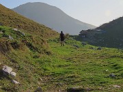 13 Sul sent. 237 passiamo alla Baita Zuccone (1799 m)